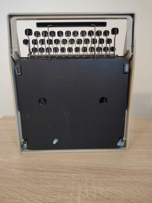 Vand masina veche de scris Olivetti