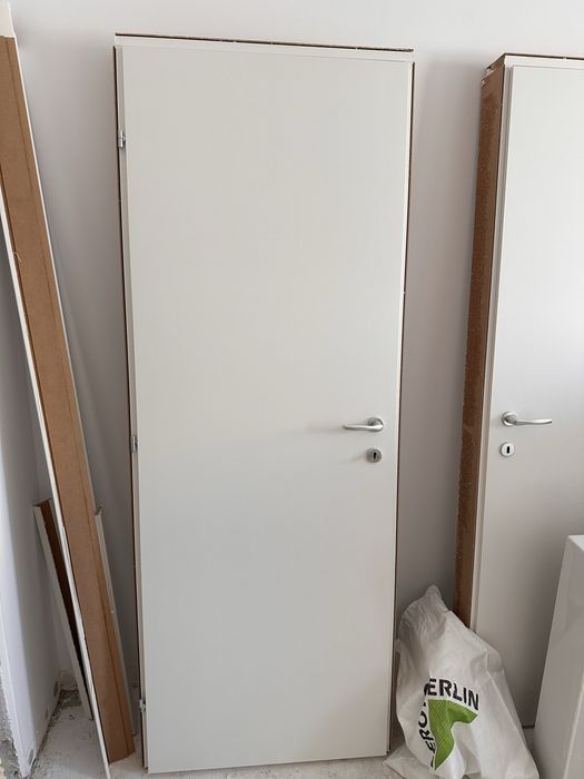 Vand 2 usi de interior, stare foarte buna, albe MDF