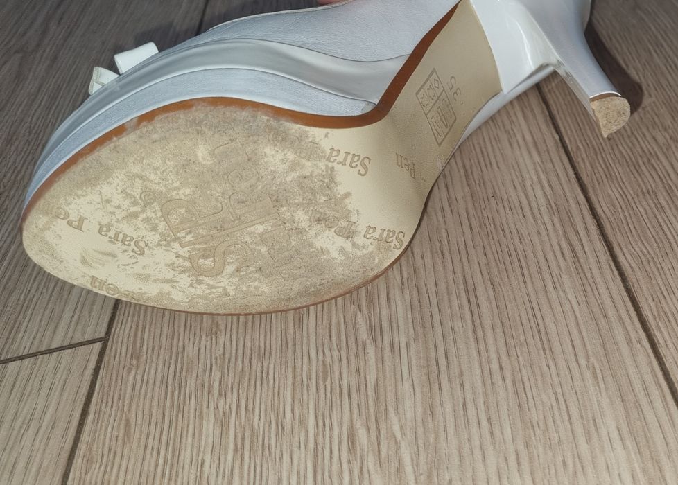 Sara Pen бели на висок ток с платформа