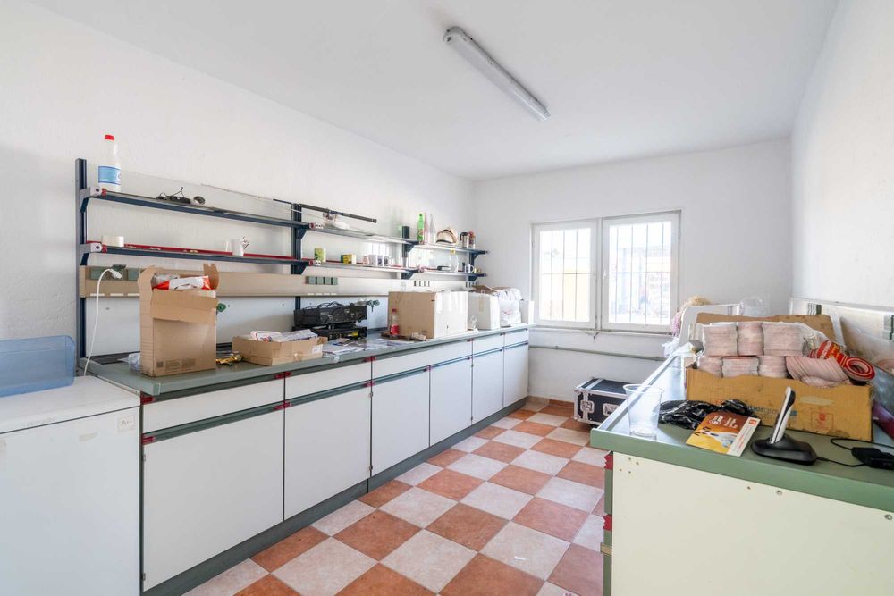 Дава се под наем Промишлена сграда в с. Йоаким Груево, Област Пловдив - 1400 кв.м за 2295 € - Снимка #8