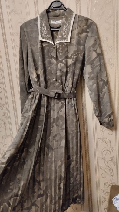 Платье ниже колен серое низ плисе