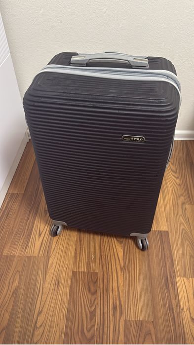 Чемодан продам черный