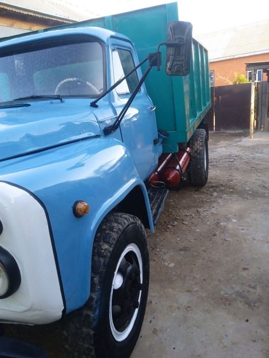 Gaz-53 moshin sotiladi