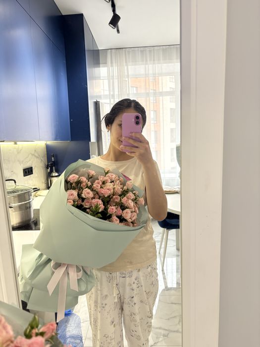 Букеты из кустовых роз и ромашек
