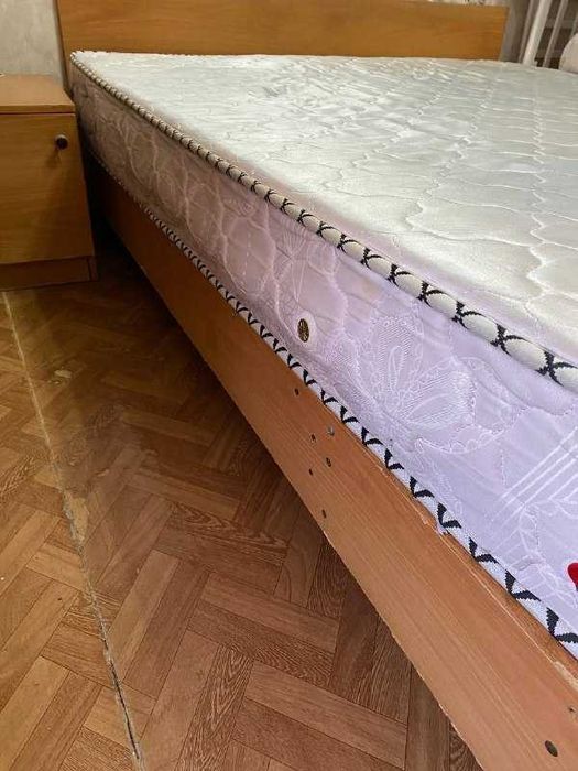 Кровать двуспальная с матрасом