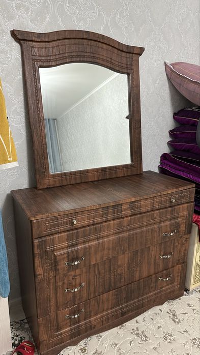 Продам комод с зеркалом.