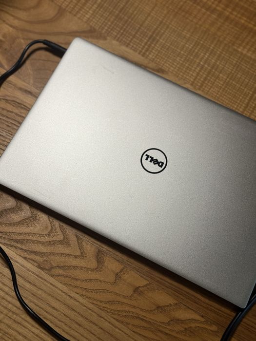Dell XPS 13 9350 – Intel i5, 8GB RAM, ultrabook premium