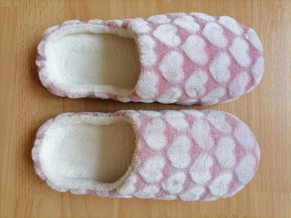 Papuci NOI frumosi si confortabili doar 49 ron