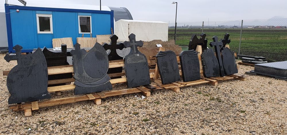 Monumente funerare din granit masiv, montaj cruci, accesorii.