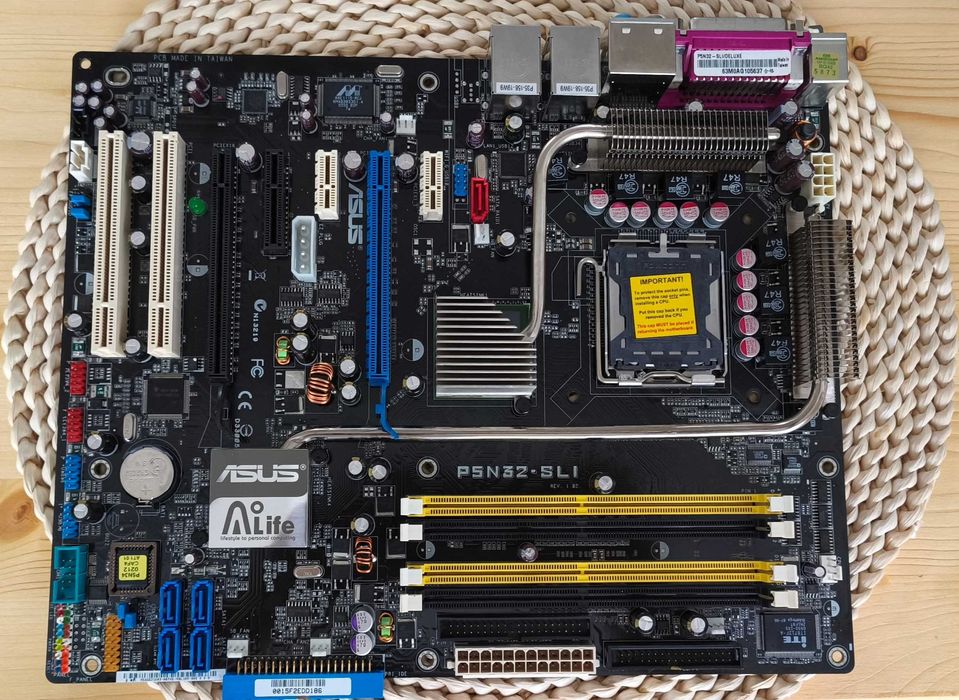Asus P5N32-SLI DELUXE v1.02 - Noua, la cutie, accesorii originale sigilate !Asus P5N32-SLI DELUXE v1.02 Noua la cutie, accesorii originale sigilate !