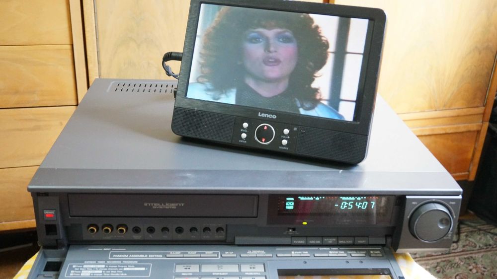 Video recorder VHS marca JVC model HR-D990