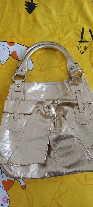 Vând geanta  piele naturala  auriu