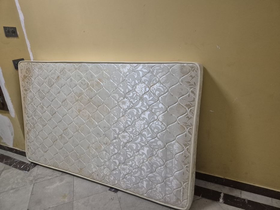 Кровать полуторо спальнпя