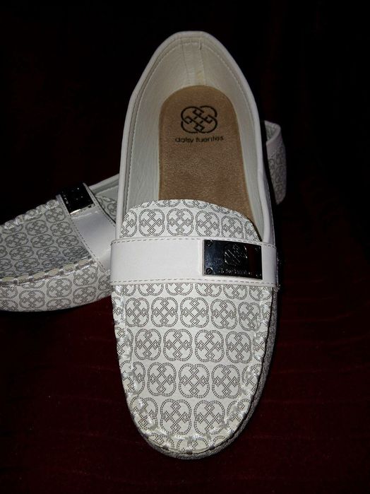 Из США ,красивые, современные белые лоферы от бренда Marc Daisy Fuente