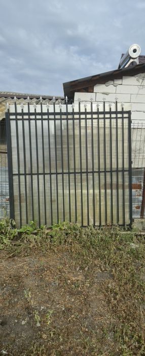 Vând poartă metalică 4 m x 2 m cu poartă pietonală integrată
