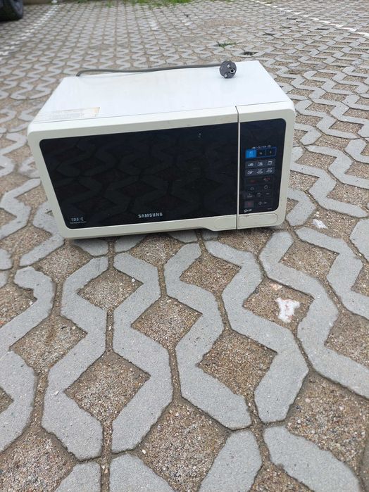 Микровълнова фурна работеща