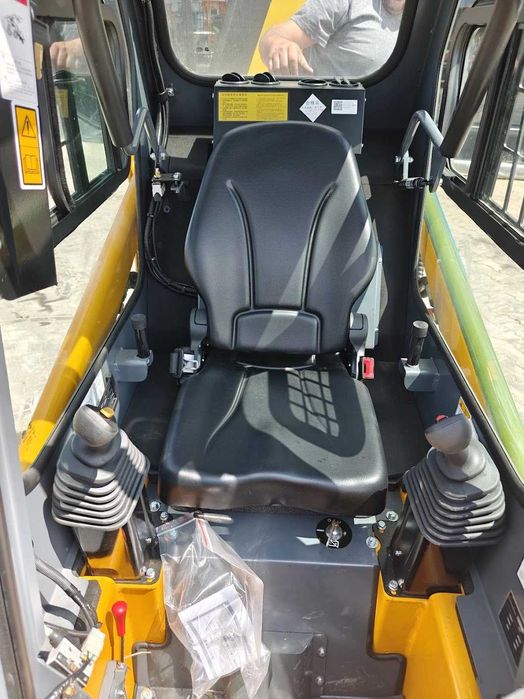 Мини челни товарачи Lonking CDM 303