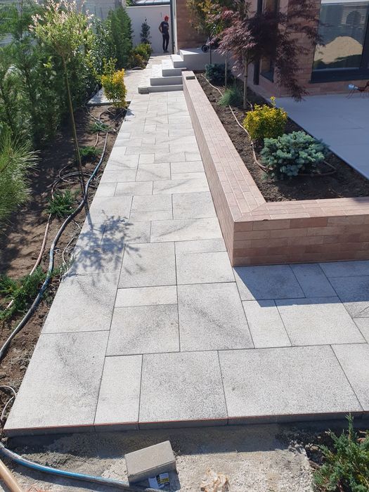 Montam pavaj,borduri,terasament