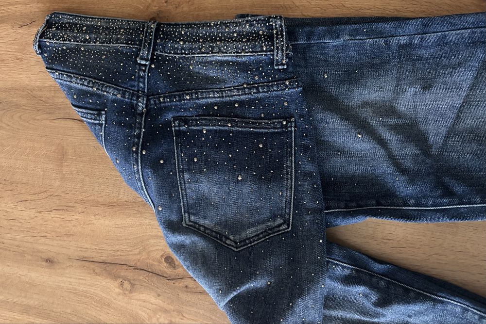 Дънки с камъни отпред и отзад