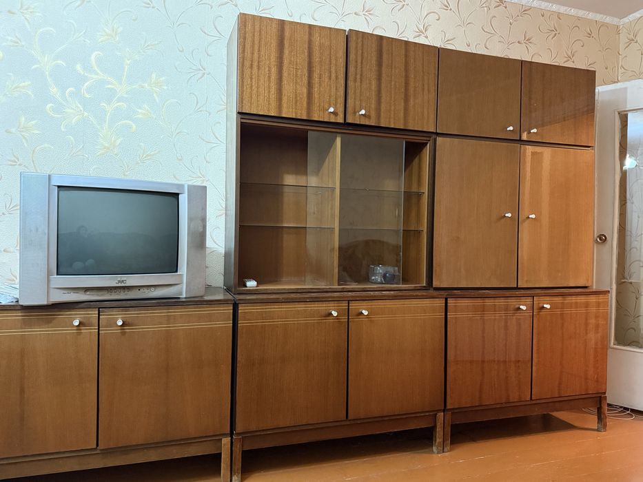 Отдам стенку советскую, телевизор, тумбу