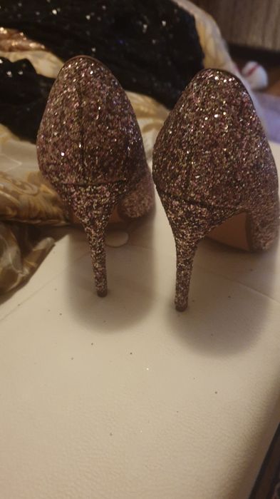 Нови луксозни обувки ,медно златисти ,златисти и брокатени.