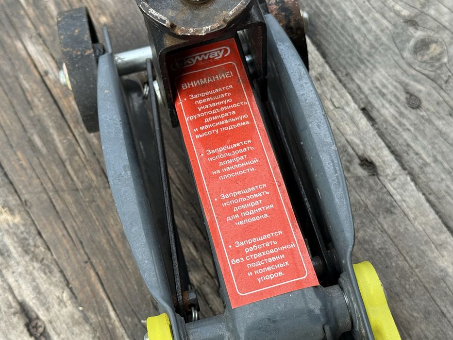 Подкатной домкрат. Автомобильный.