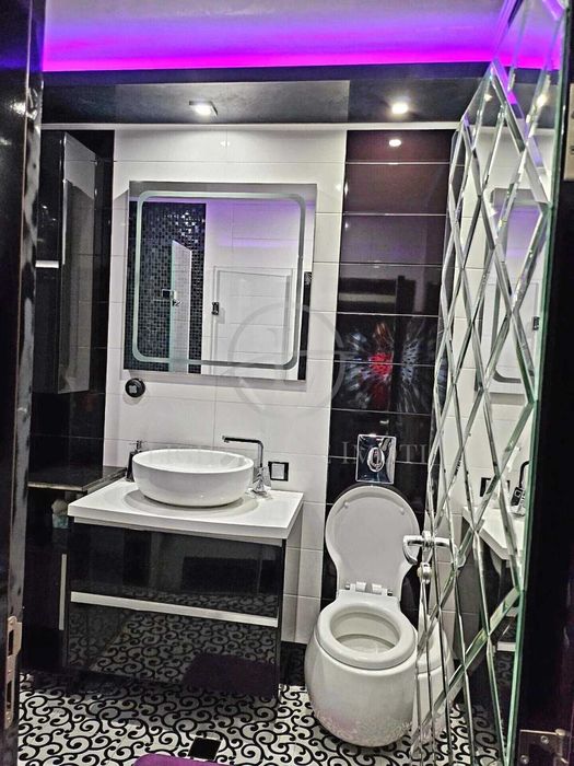 Продава се Тристаен апартамент в Пловдив, Кючук Париж - 100 кв.м за 2100 €/кв.м - Снимка #7