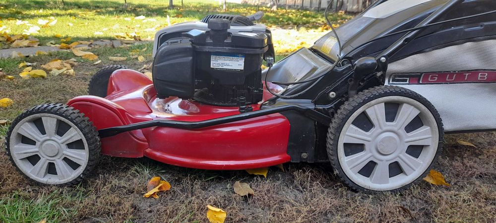 Masina de tuns iarba cu autopropulsie