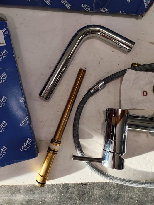 Нов смесител с изтеглящ чучур Grohe Minta