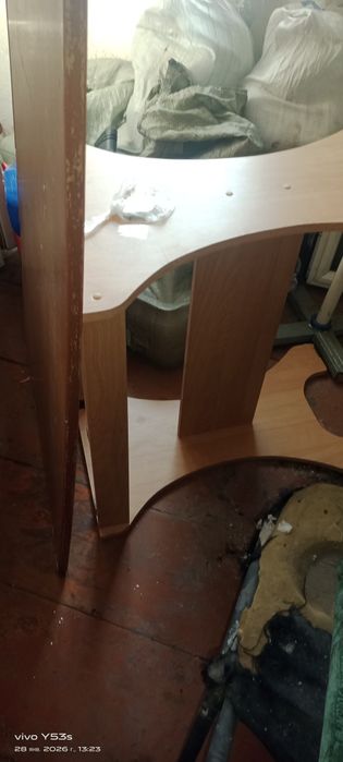 Продам ламинат и стол кухонный