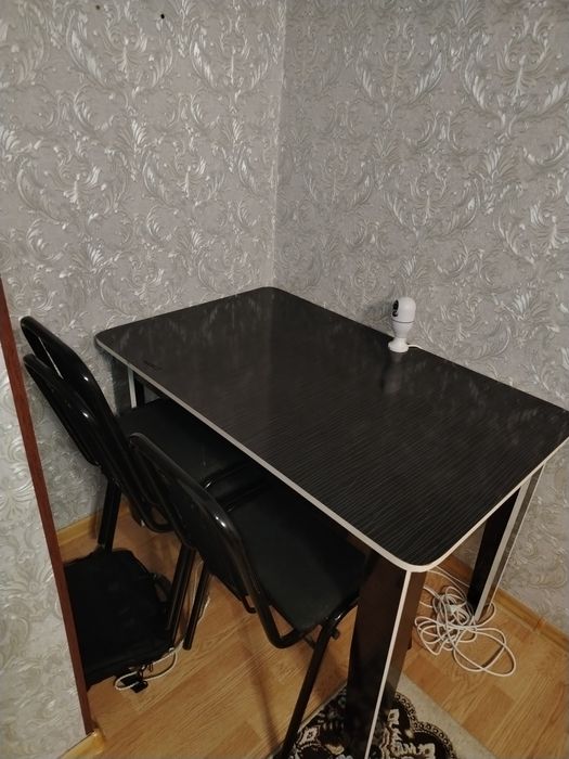 Продаю срочно стол и 4 стула