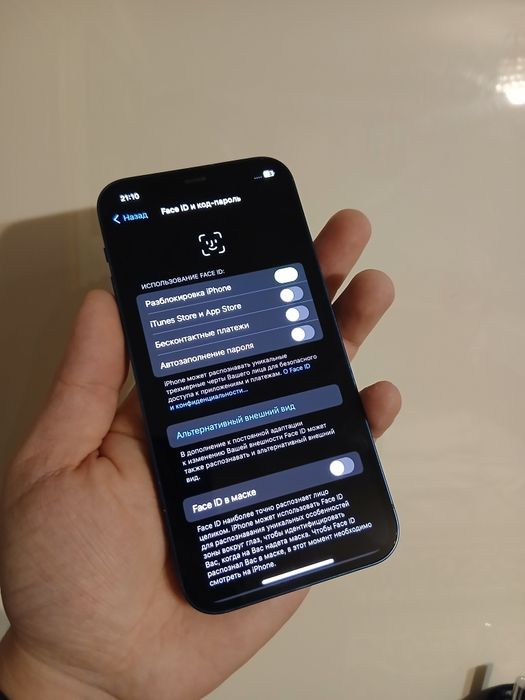 В продаже Айфон 12.