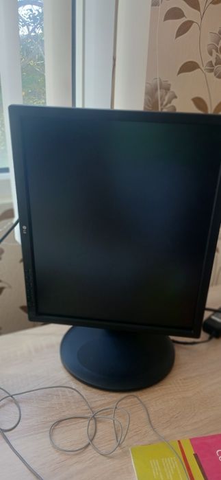 Продавам монитор LG