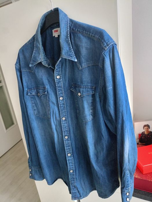 Vând cămașă de blugi Levi's, produs de calitate superioara mărimea XL.
