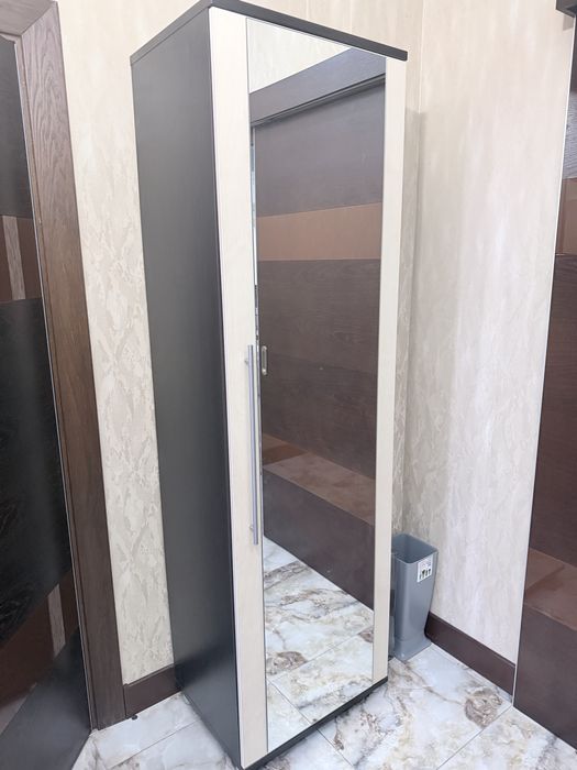 Шкаф с зеркалом.