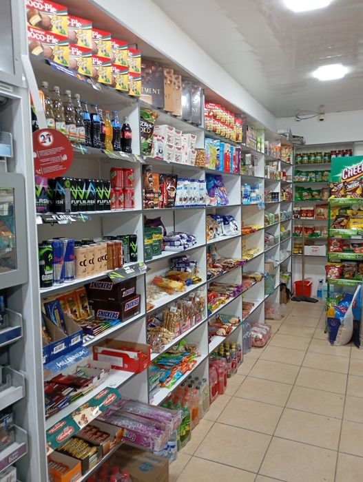 Doʻkon uchun stelaj polka vitirinalar