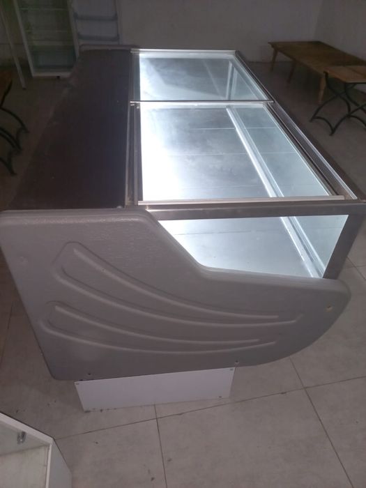 Продам холодильную витрину б/у