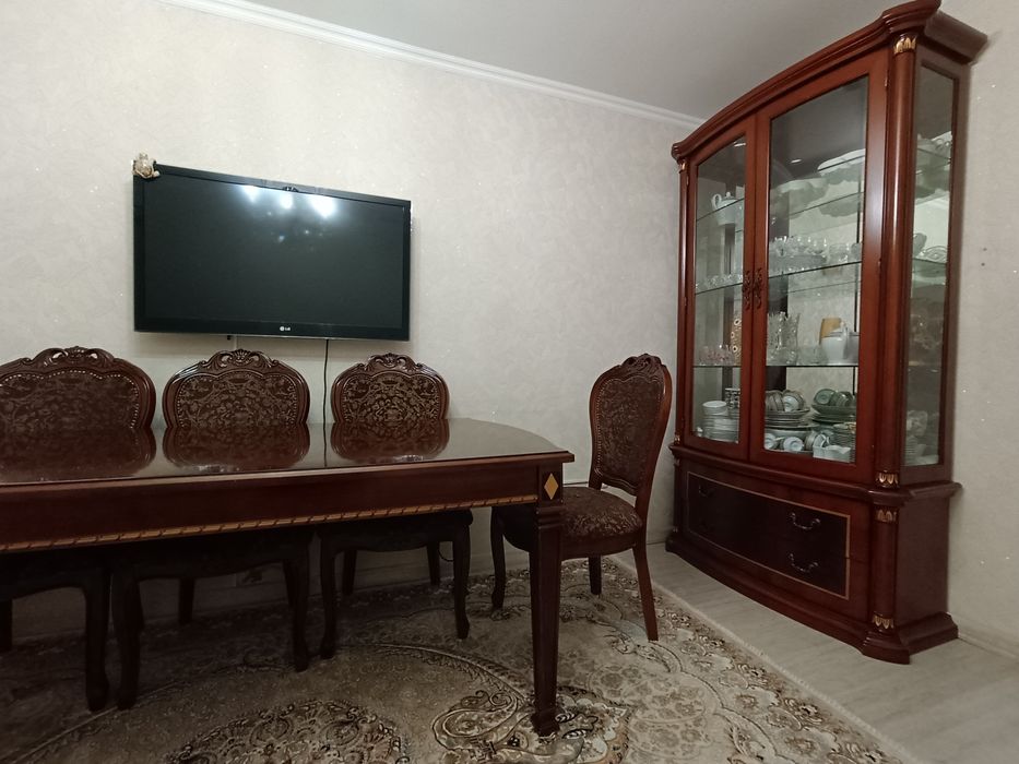 Продам стол,стулья и сервант