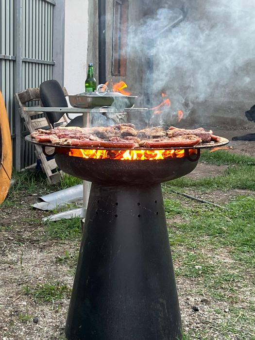 Vând gratar premium UNO cu plita si masă