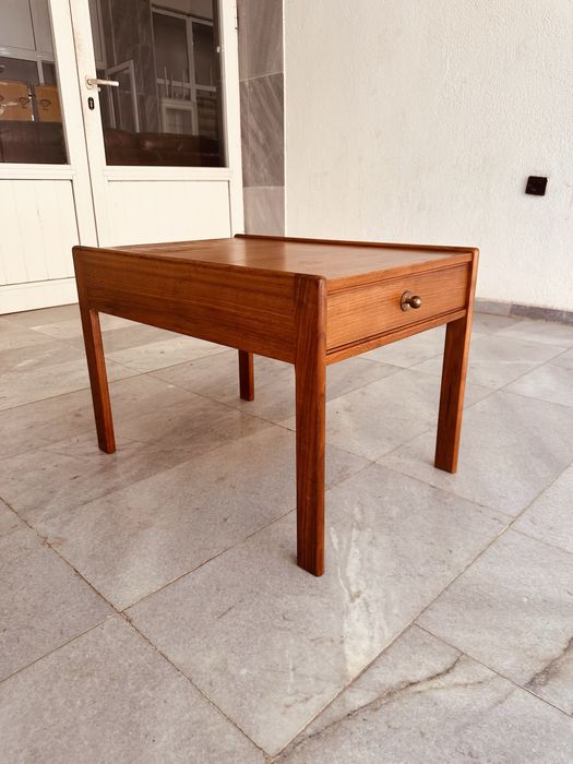 Винтидж масичка / нощно шкафче – teak, mid-century (60-те години)