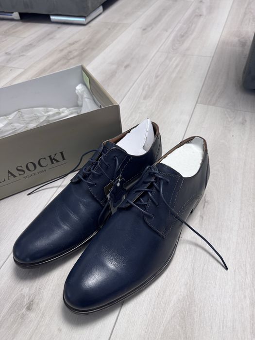 Vand pantofi din piele pentru barbati marimea 44 , firma Lasocki.