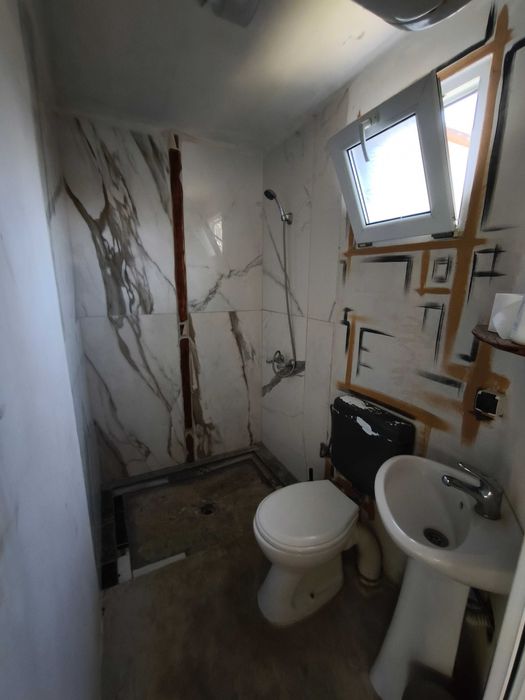 Имот + 3 къщи в село ВАРВАРА