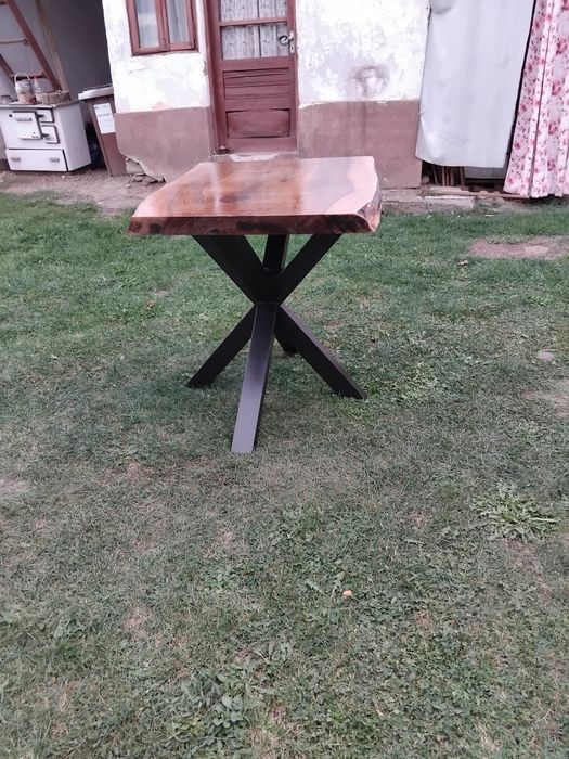 Masa din lemn de nuc