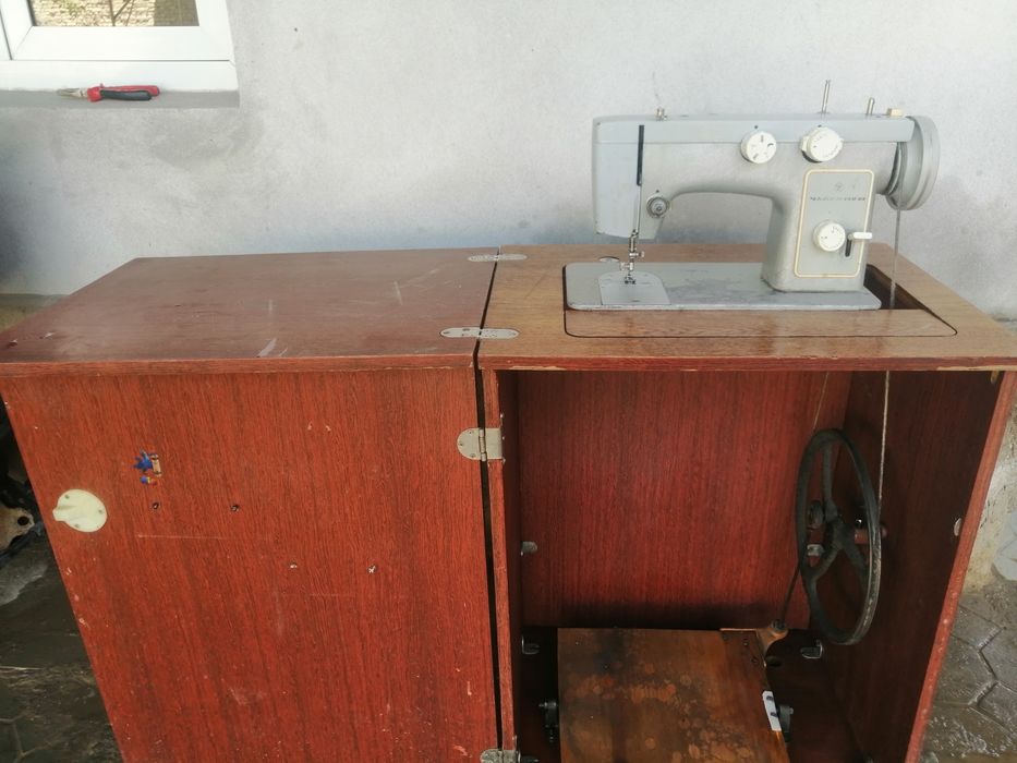 Швейная машина бытовая Чайка 142М