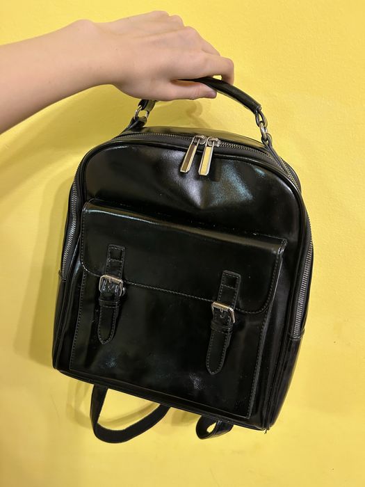 Лакированная сумка-рюкзак