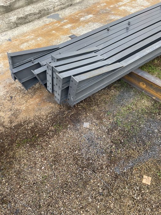 Vand o structura metalica 11,70 m latime din profile ipe 180 x 50 m (11ferme si 22 de stalpi si 600 ml de teava 60x40x2 )22stalpi la 4 m