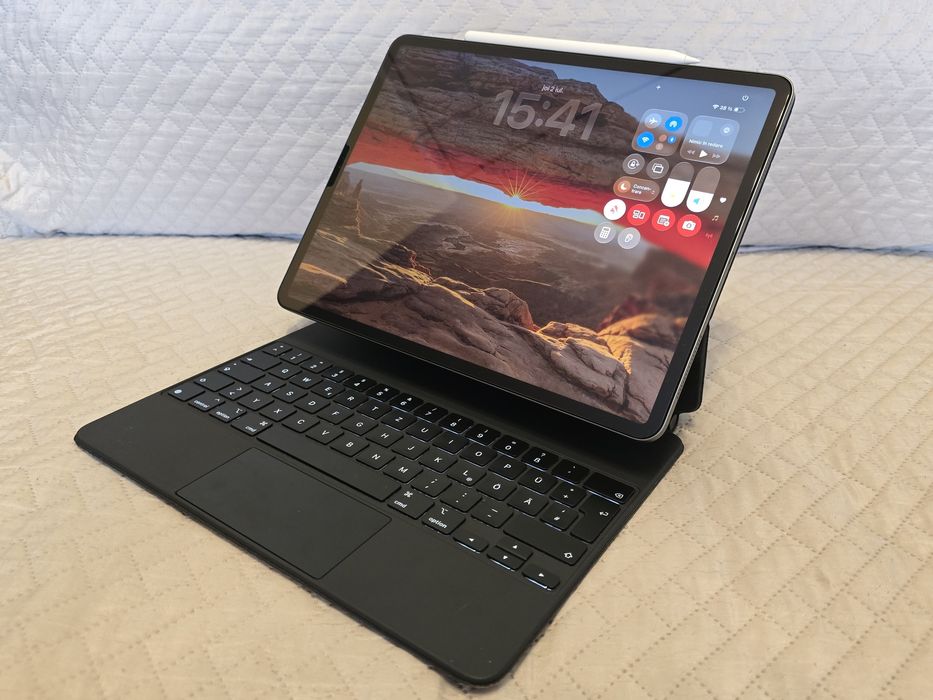 Ipad Pro 12.9  4-th(2020) 128 Gb Wi-Fi cu Magic Keybord + Husă + Pen