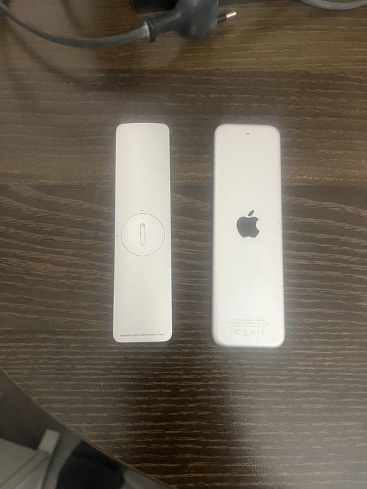 Продавам два медийни плейъра Apple TV – с дистанционни и един кабел