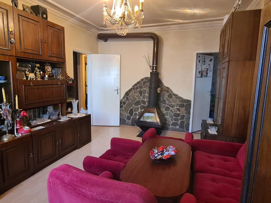 Саниран 2стаен преустроен на 3стаен в Любен Каравелов.