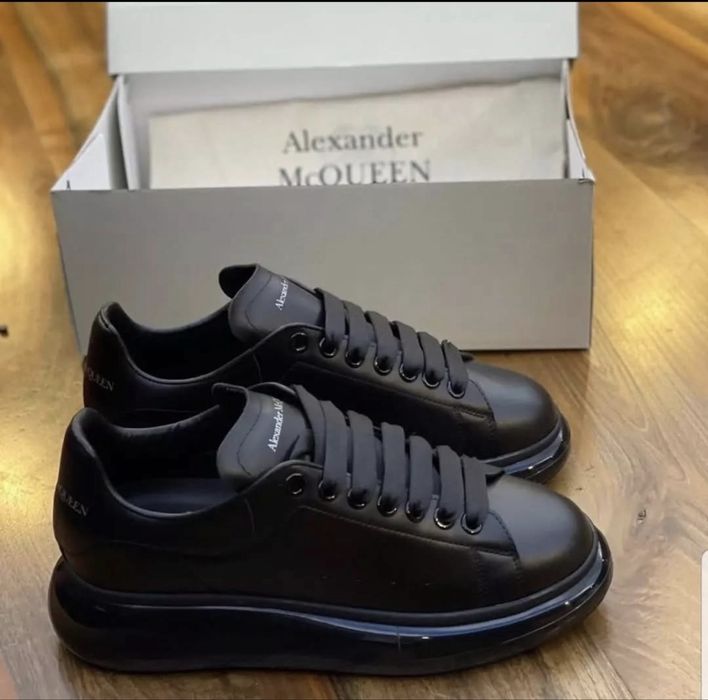 Alexander McQUEEN de culoare neagra